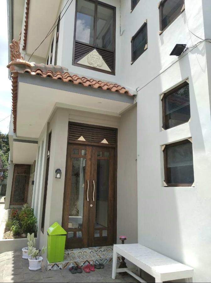 Sabi Guest House - Strategic Family -Married Couples Only- Hostel In Prawirotaman Yogyakarta Exteriör bild